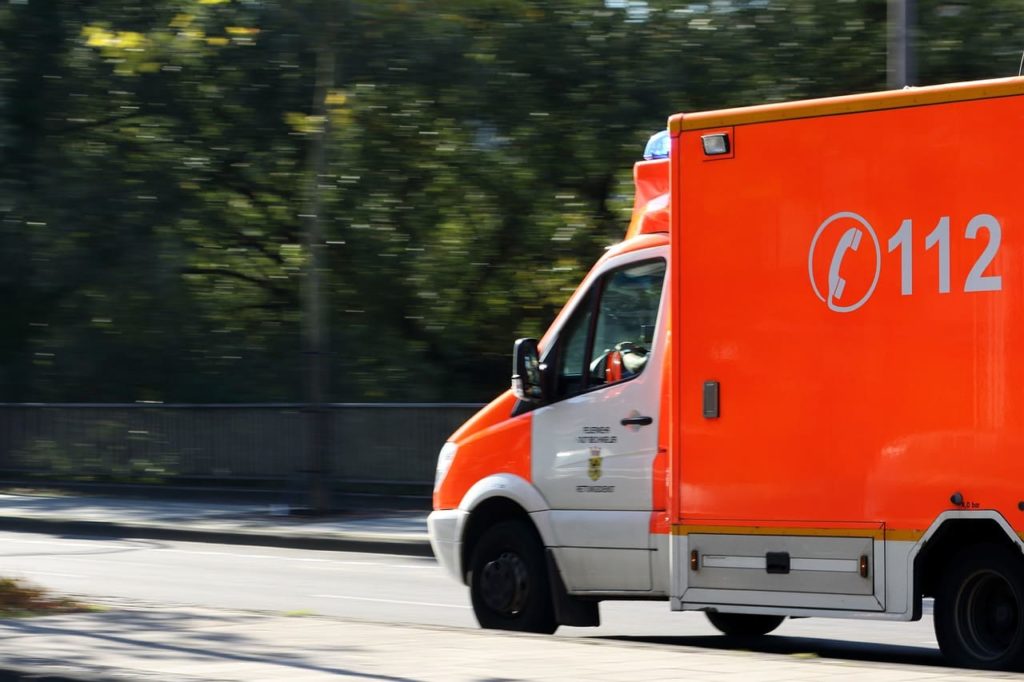 Vollsperrung der B105 in Kröpelin nach tödlichem Verkehrsunfall
